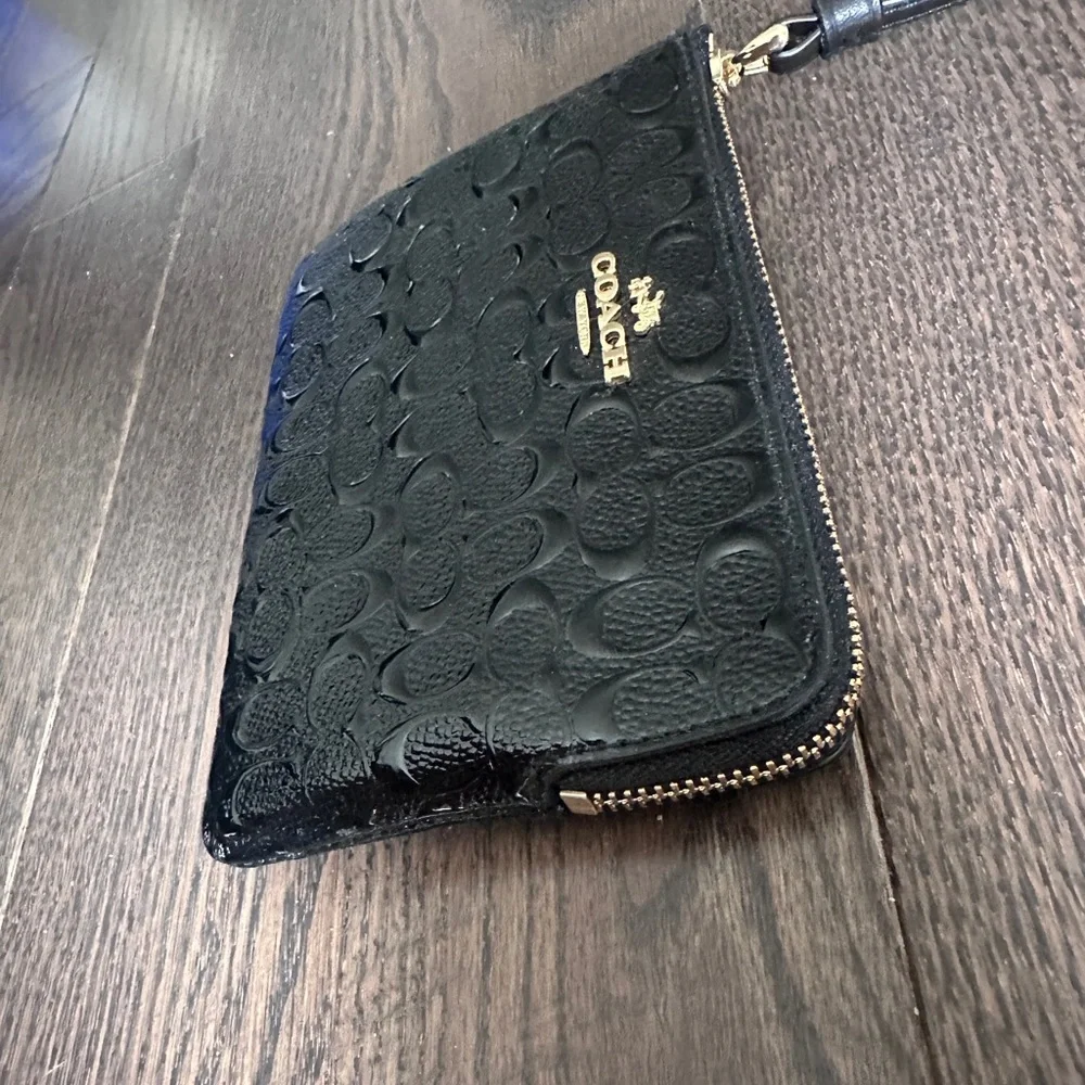 NEW Coach Wristlet Wallet - Shiny Finishing - Picture 3 of 6